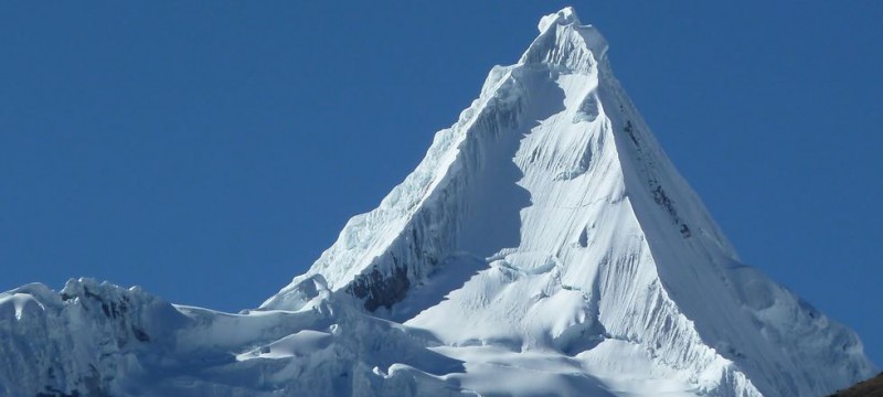 Вершина Алпамайо в Перу